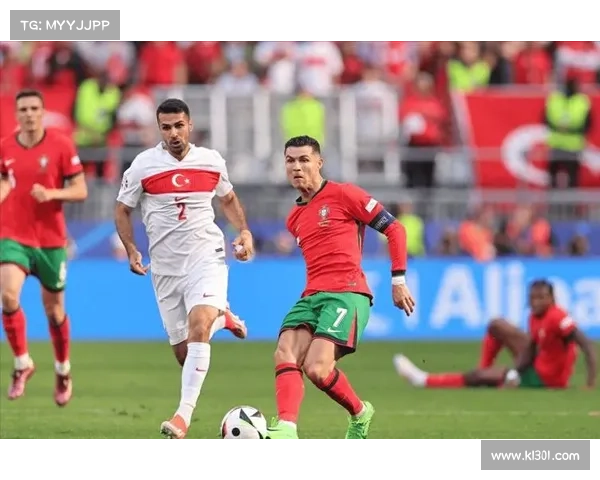 索博斯洛伊与C罗赛场互动定格瞬间成为经典足球场景再现